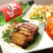 脂身にほんのり甘みがある国産の豚バラ肉。お箸で切れるやわらかさになるまで、丸2日かけて煮込みました。口の中でホロッと溶ける瞬間は、まさに至福の時。しっかりした味付けで、泡盛にもとてもよく合います。