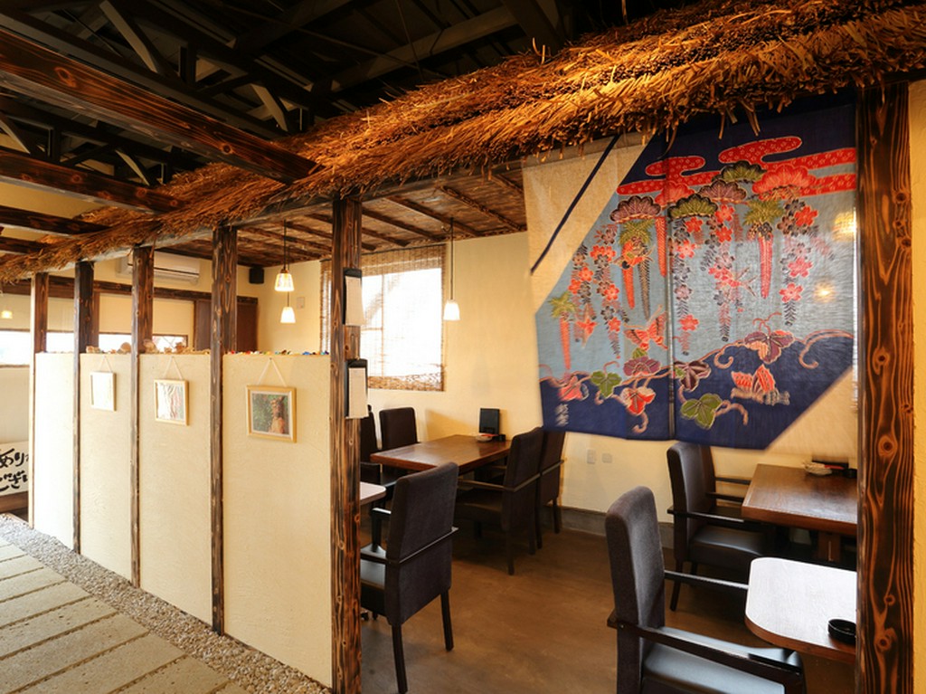 落ち着いた雰囲気の中、ひと目を気にせずゆっくりお食事を