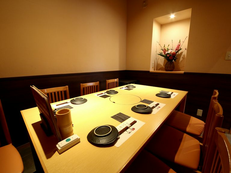 少人数での宴会にも、気兼ねなくお酒を楽しめる個室