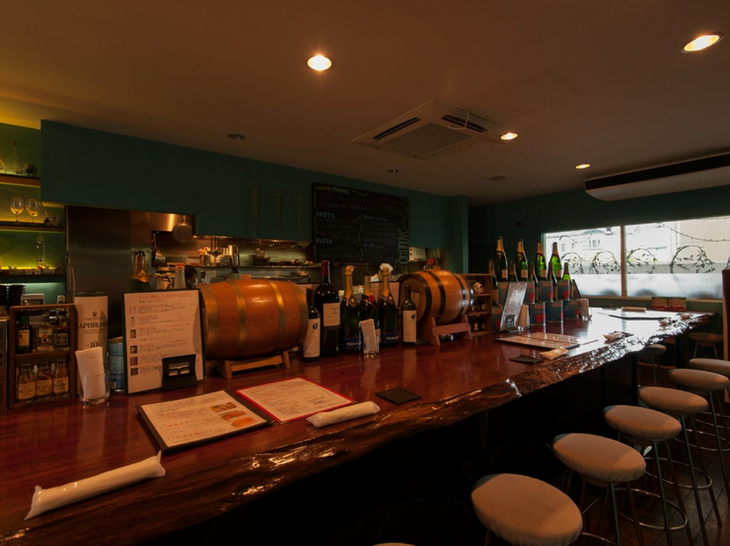 シェフ厳選の豊富なワインは、手頃な価格帯が中心