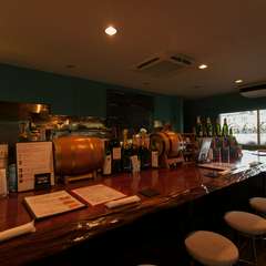 シェフ厳選の豊富なワインは、手頃な価格帯が中心