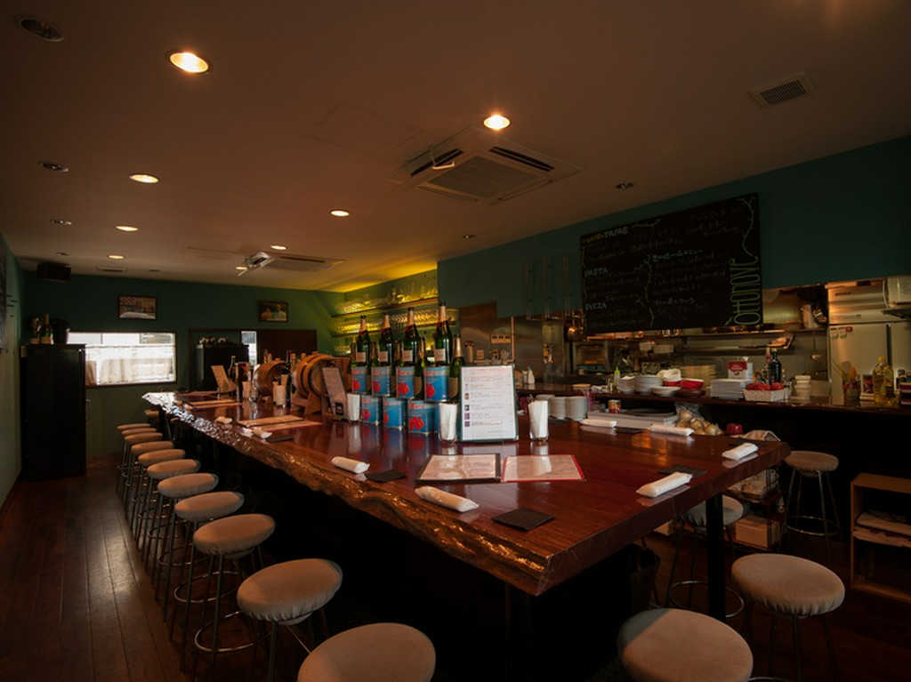 大人が通うシックな雰囲気の店内