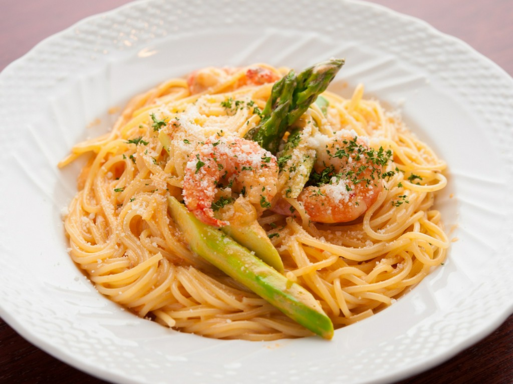 エビとアスパラガスのエビミソトマトクリームソースパスタ