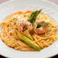 エビとアスパラガスのエビミソトマトクリームソースパスタ