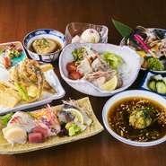 コース料理は、旬の新鮮な海のもの山のものを厳選し、経験豊かな料理人が腕を振っています。会社宴会や気の合う仲間との飲み会、さまざまなシーンで楽しめる多彩な料理の数々。内容は、予算に合わせて相談できます。
