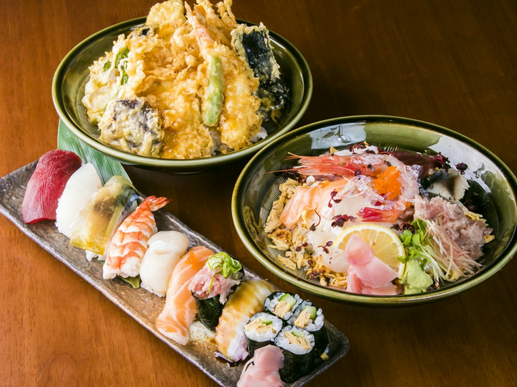 店主自ら吟味し選ぶ、旬の魚介や和の料理を堪能できます