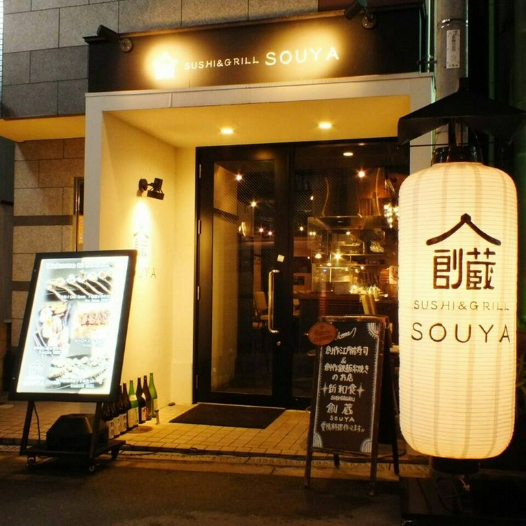 海外のお客様にも人気。モノトーンのインテリアで和風モダンな店