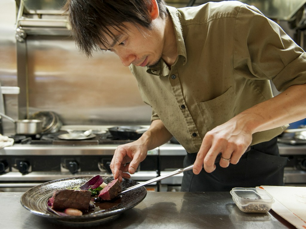 秒単位で計算しながら仕上げられるコース料理