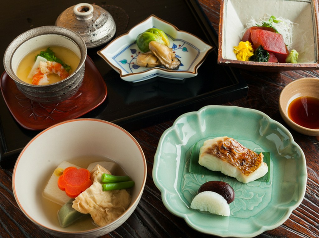 形も質感もさまざまな器が懐石料理を美しく彩る