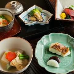 形も質感もさまざまな器が懐石料理を美しく彩る