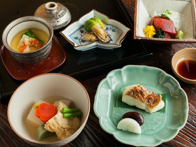 形も質感もさまざまな器が懐石料理を美しく彩る