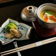 茶碗蒸しに絹ごし豆腐を入れた南禅寺蒸しと、牡蠣のしぐれ煮。味に濃淡をつけた2品が供されます。