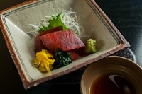 小鉢2品で幕を開ける『先附』