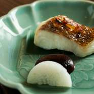 塩をふり、ひと晩寝かせた真鯛は旨みがたっぷり。薄口の醤油を塗りながら丁寧に焼き上げます。