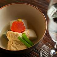 京都のよもぎ麩とゆばの揚げ煮、丸大根、里芋など。素材の味にほんのりと出汁の風味が寄り添います。