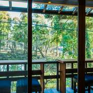 店内からも円覚寺の白鷺池の景色を眺めながら食事を楽しめますが、温かな季節には屋外の席もおすすめです。特に3月下旬には白鷺池がソメイヨシノや山桜の薄紅色で彩られ、ゲストの目を楽しませてくれます。