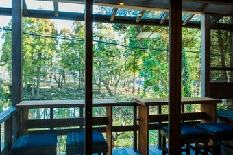 温かな季節には屋外席でも懐石料理が味わえる