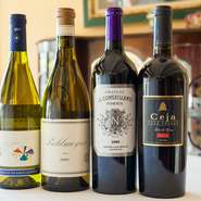 「自分が飲んでちゃんと美味しいと思えるもの」とソムリエが厳選したワインは、フランスをはじめカリフォルニアやアルゼンチン、チリ産など、約270種をストック。グラスで1100円、ボトルで6200円から揃っています。