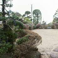 JR北鎌倉駅から歩けば30分弱。周辺は静かな住宅街となっており、観光地の雑多な雰囲気はありません。贅沢な料理と心温まるもてなしが、ゲストを寛ぎのひとときへと誘います。