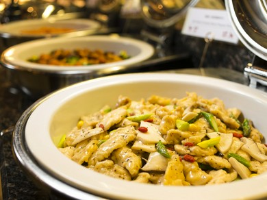 本格的な和・洋・中の多彩なメニューは季節ごとに変化あり