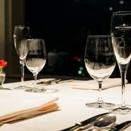 横浜港や街のランドマークを望むロケーション、地元食材で織りなす本格フレンチは記念日ランチ＆ディナーの場にも人気。花を添えたお祝いのホールケーキが付く『アニヴァーサリープラン』のご用意もあります。