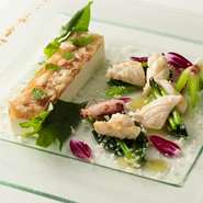 巨匠・三國清三氏のエスプリを受け継ぐ瀬戸シェフが、地元食材を使ったフレンチを月替わりのコース料理＆アラカルトで披露。横浜中央卸売市場から届く鮮魚、地元農家が育てる野菜など、旬の逸品食材が集います。