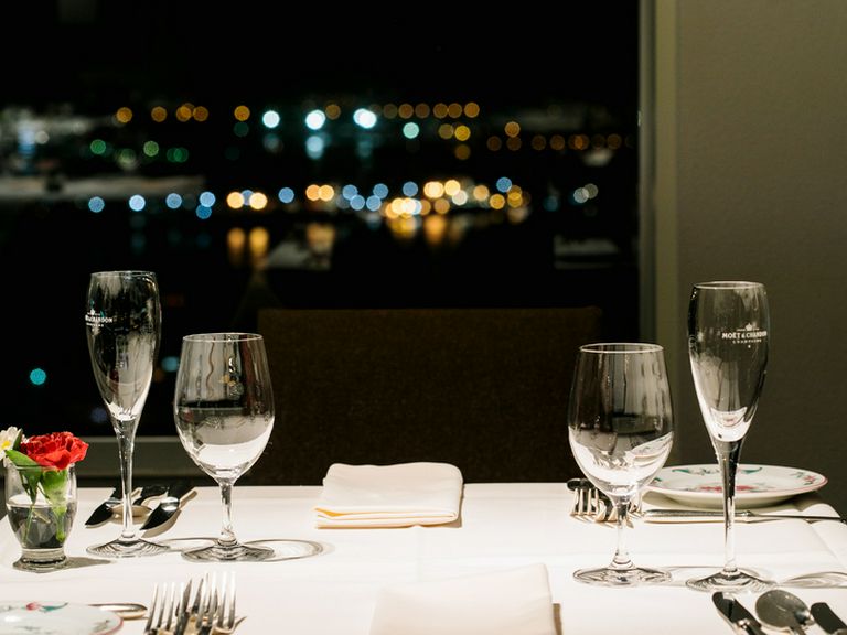 横浜のロマンチックな夜景に包まれる、駅近の天空レストラン