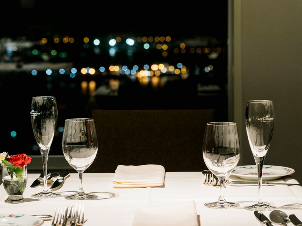 横浜のロマンチックな夜景に包まれる、駅近の天空レストラン
