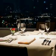 大切な人をエスコートして訪れたいレストラン。三國清三氏の愛弟子・瀬戸シェフの料理は、味わいに加え、絵画的な色彩とフォルムもドラマチック。大きな窓から望む横浜の絶景と共に、二人の時を優しく彩ります。
