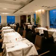 横浜駅直結のビルにあり、皆様で集まりやすい好立地。テーブル席に加え、最大18名様までOKの完全個室もあるので、ご家族のお祝い事、お顔合わせや結納、人生の節目の食事会など、多彩なシーンで楽しめます。