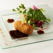 スカイビル29階からの絶景を楽しみながら、ゆっくり憩う女子会にぴったり。リモージュ焼きの皿など、器の美しさも格別。最高の贅沢を味わうには、『特選ミクニヨコハマ季節のスペシャルメニュー』がオススメ。