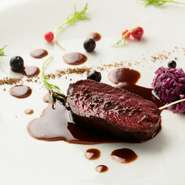 和牛料理をメインディッシュに、シェフが厳選した旬の味覚たっぷりのお料理を ご堪能いただけるコースをご用意しています。 アミューズ / 前菜 / スープ / 和牛料理 / デザート / コーヒー