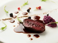 和牛料理をメインディッシュに、シェフが厳選した旬の味覚たっぷりのお料理を ご堪能いただけるコースをご用意しています。 アミューズ / 前菜 / スープ / 和牛料理 / デザート / コーヒー