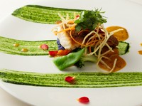 魚料理の人気の皿。真鯛など旬の鮮魚を繊細な火入れで中がふっくら美味しいポワレに。ジャガイモの千切りを揚げたポム・パイユ、季節の温野菜の風味＆食感をクラシックなソースが高め、一体感のある味わいに。