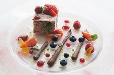 横浜や近隣の畑でとれた食材等、季節を楽しむ料理をご堪能ください。お魚とお肉がメインのフルコースです。