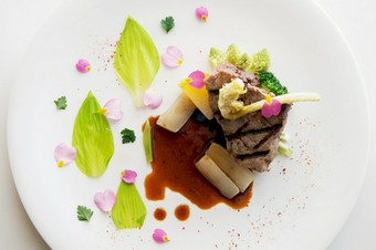 和牛料理をメインディッシュに、横浜や近隣の畑でとれた食材など、季節を楽しむ料理をご堪能ください。