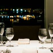 幻想的でロマンチックな夜景を眺めながら、至福のディナーを満喫