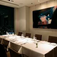 18名まで入れる個室は自由度も高く、各シーンに合わせて利用できるのも嬉しいポイント。1日1組限定の特等席でシェフこだわりのひと皿を大切な方々と味わってください。