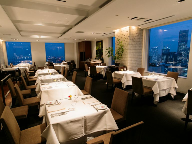 “スマート&カジュアル”に本格フレンチと最高の眺めでもてなす