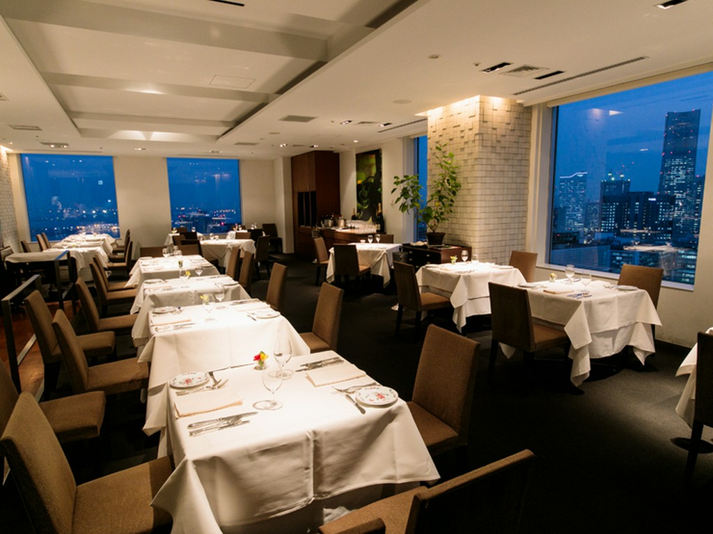 “スマート＆カジュアル”に本格フレンチと最高の眺めでもてなす