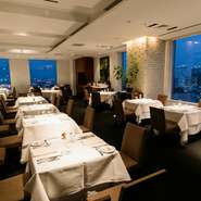 三國流料理のエスプリを供しつつ、駅ビルという立地から幅広い価格帯のコースとワインをご用意。料理提供のタイミング、柔軟なカスタマイズ、絶景を心地よく楽しめるお席の案内にも気配りを徹底しています。　　
