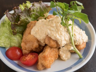 よりジューシーなモモ肉を使った名物料理『チキン南蛮』