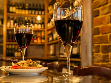 ワインで乾杯！二人でくつろぎのひとときを