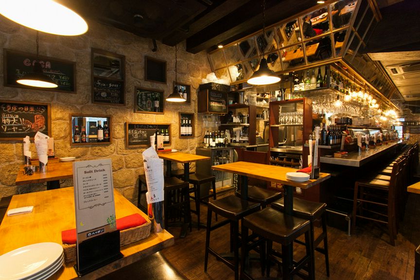 スペインの陽気なワインバルのような空間