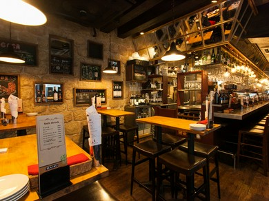 スペインの陽気なワインバルのような空間