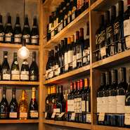 ワインは直輸入でできるだけ低価格でご提供しています。ボトルで2500円から50種以上を取り揃え、グラスワインも常時10種類以上ご用意。ワイン好きもワイン初心者も、自由なスタイルでお楽しみください。
