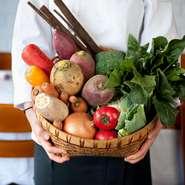全国から取り寄せた25～30種類の有機野菜を、自家製の3種類のドレッシングでいただきます。食事の最初に生野菜を採ることで、胃もたれの予防や油分の吸収を抑えることもできますよ。
