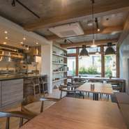 懐かしさとぬくもりを感じさせる北欧インテリアの内装は、誰もがリラックスして料理を楽しめるようにというシェフのこだわり。春になると窓の外に、美しい桜も見ることができます。