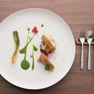 使用している白磁は、伊豆の若手陶芸作家がお店のために制作したオリジナルの作品。引き込まれるような美しい“白色”が料理に華を添えます。