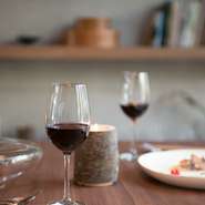 季節ごとに代わるメニューに合わせて、日本各地、世界各地のワインを取りそろえてお待ちしています。お飲み物に悩んだときにはお気軽にソムリエまでご相談ください。